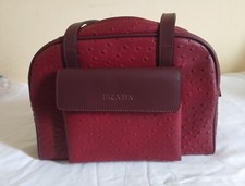borsa prada  in struzzo rosso sangue.