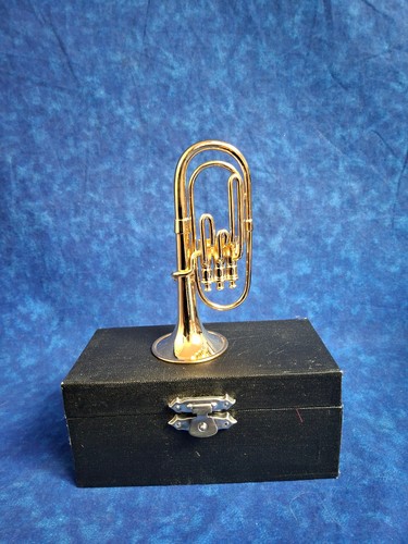 Tuba miniatura con - tuba,