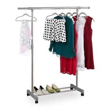 Stand appendiabiti su ruote