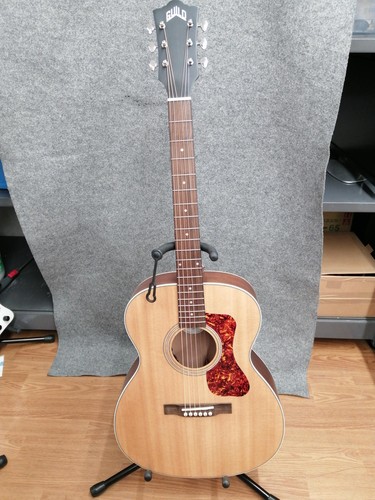 Chitarra acustica elettrica