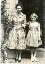 1960 ca WINDSOR (ENGLAND) Queen ELIZABETH II with Princess ANNE at the Castle