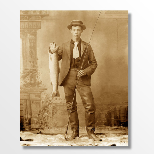 Giovane pescatore con trota