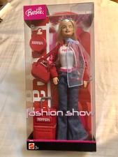 Barbie sfilata di moda Ferrari