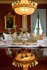 Antica e singolare coppia di candelabri con marmo sagomato a 3 fiamme