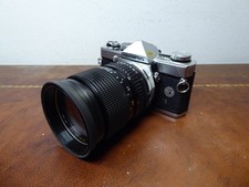 Fotocamera analogica Olympus OM-1N con obiettivo zoom Tamron CF Macro 28-70 mm