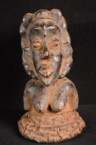 Una vecchia statua africana