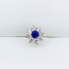 Un singolo orecchino a perno