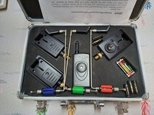 Kit carpfishing 3canne + 3mulinelli + rod pod + segnalatori acustici + fodero