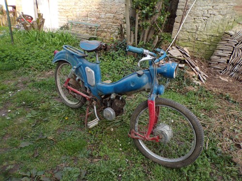Motobecane bleue à - av, 87