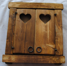 Finestra in legno con grata in