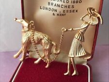 Spilla scialle stile Art Decò tono oro dama e cane segugio afgano