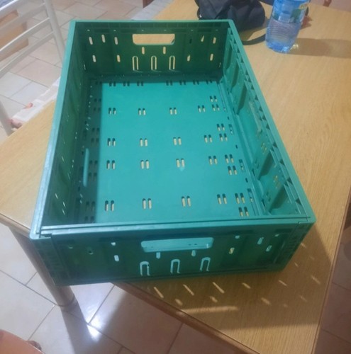 Cassetta pieghevole impilabile