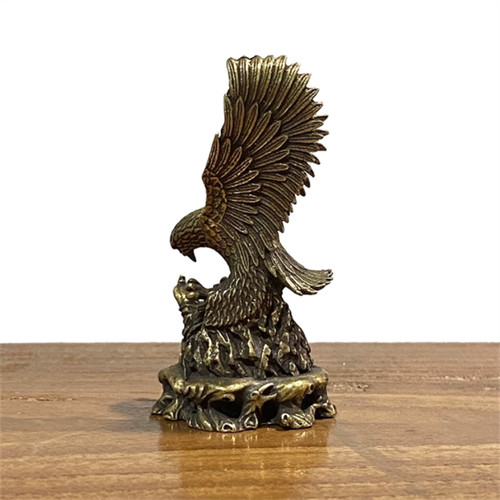 Antica statua aquila volante