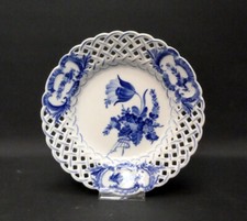 Royal Copenhagen, piatto traforato, fiore blu ricurvo, n. 1637, Ø 21,5 cm