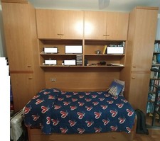 Cameretta per bambini in legno composta da armadio a ponte, letto armadio