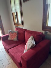 Divano a due posti, colore bordeaux, sfoderabile, microfibra misure 162x90x80 cm