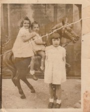 B3 - Foto Photo Fotografia Anni 30 - Bambine su cavallo giostra