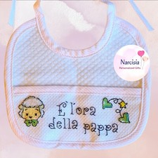Bavaglino con ricamo a punto croce personalizzato. Idea regalo nascita/feste
