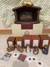 Thun Capanna Presepe Classico BLU Completa Di Sacra Famiglia, Bue e Asinello