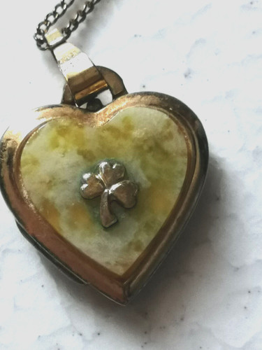 Collana con pendente - a, forma