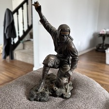 Guerriero ninja con statua - con, in