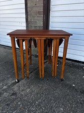 Poul Hundvad nido in teak di 4 tavolini da caffè vintage metà secolo teak Mcm