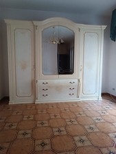 armadio In Legno Bianco In Stile Neoclassico Con Specchiere