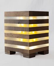 Lampada artigianale da tavolo o comodino in Noce nazionale e plexiglass