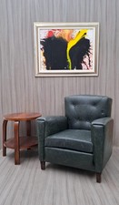 Due poltrone in pelle verde con bottoni trapuntati