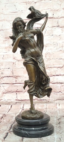 Statua fanciulla con - di, fiore