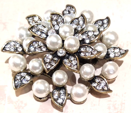 Spilla fiore perla - , crema