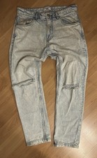 pantaloni grigi strappati 