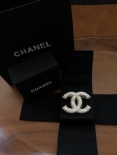 Spilla Chanel madreperla