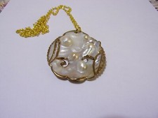 catenina con ciondolo in madreperla con perle naturali rimaste attaccate-------