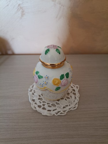 Vecchio vasetto con coperchio