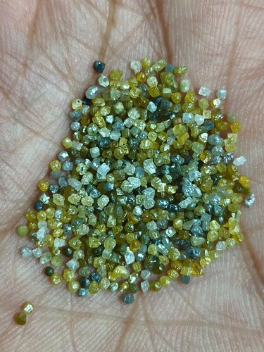 Diamanti gialli grezzi