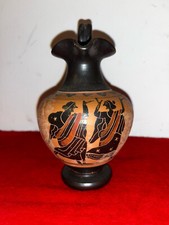 Piccolo vaso con un manico in terracotta decorata in stile etrusco