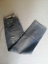 Jeans azzurri graffiati