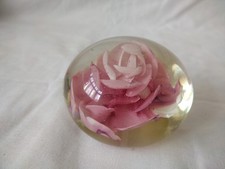 Fermacarte in vetro con fiori rosa rosa - segno a lato