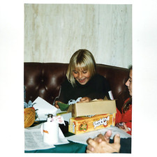 Foto ragazza saluto sterlina