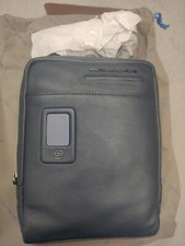 PIQUADRO BORSA A TRACOLLA BLU IN PELLE .