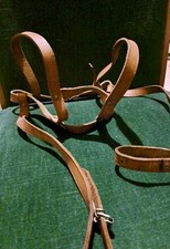 Vecchio supporto per passeggino in pelle per bambini