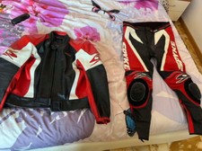 tuta spezzata moto pelle rossa marca spyke