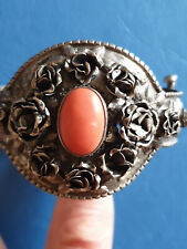 Bracciale etnico in argento 800 con corallo naturale – Tunisia/Libia, anni ’50.