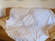 tovaglia tonda ricamata a mano