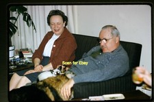 Donna e uomo con gattino