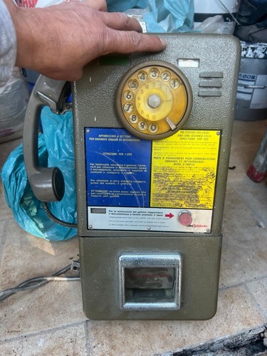 Telefono pubblico gettoni - telefono, a