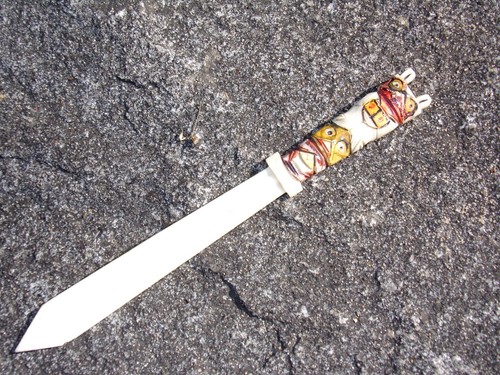 Osso totem intagliato - , mano