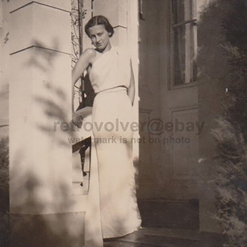 Elegante giovane donna - , in