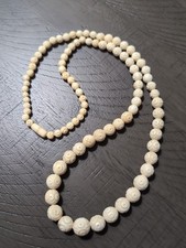 Collana di perle intagliate